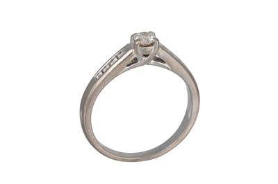Lot 266 - A DIAMOND SOLITAIRE RING, the centre stone to...