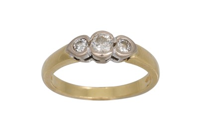 Lot 267 - A THREE STONE DIAMOND RING, the collet...