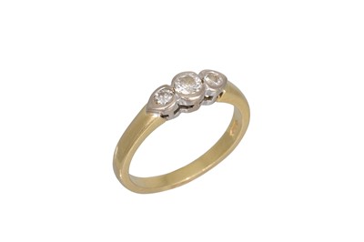 Lot 267 - A THREE STONE DIAMOND RING, the collet...