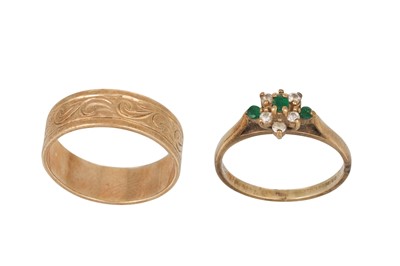 Lot 178 - A DIAMOND AND EMERALD CLUSTER DRESS RING,...