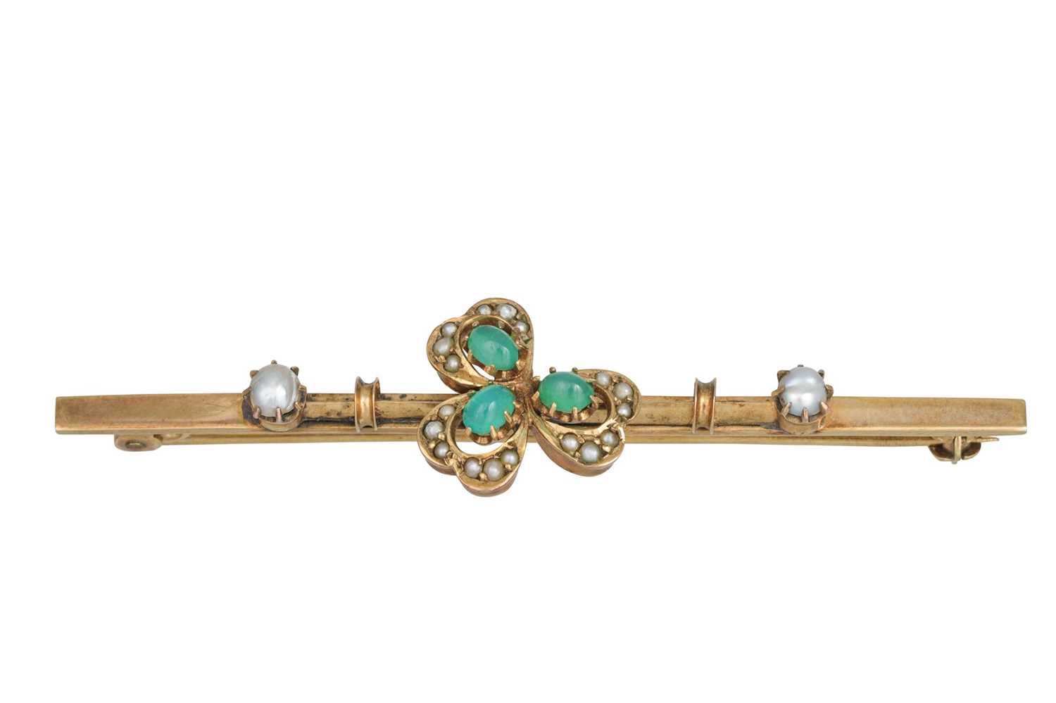 Lot 314 - AN ANTIQUE BAR BROOCH with applied emerald and...