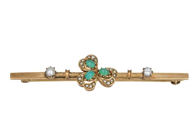 Lot 314 - AN ANTIQUE BAR BROOCH with applied emerald and...