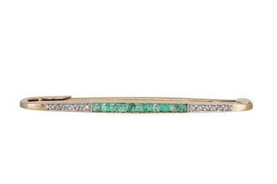Lot 316 - A VINTAGE EMERALD AND DIAMOND BAR BROOCH, in...