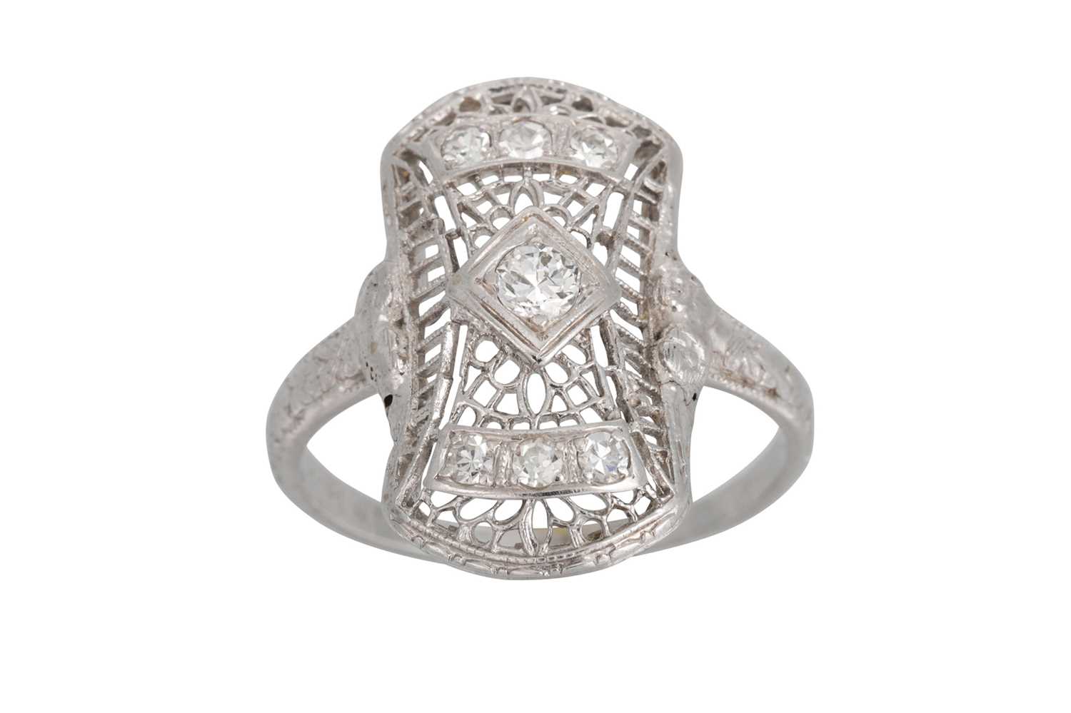 Lot 318 - A VINTAGE DIAMOND RING, the openwork plaque...