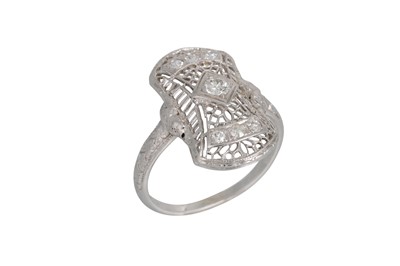 Lot 318 - A VINTAGE DIAMOND RING, the openwork plaque...