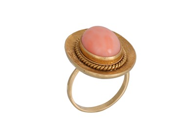 Lot 322 - A VINTAGE CORAL RING, the cabochon stone to a...