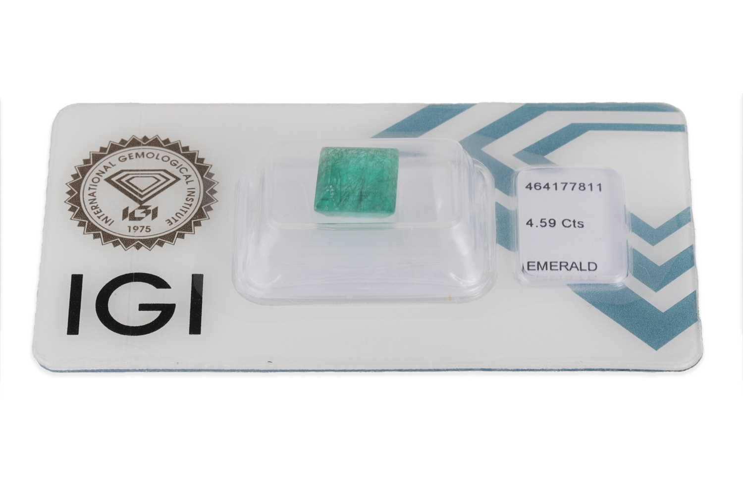 Lot 335 - AN UNMOUNTED EMERALD, the square baguette...