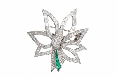 Lot 399 - A DIAMOND AND EMERALD SPRAY BROOCH, set with...