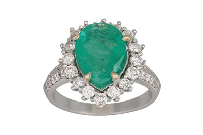 Lot 400 - AN EMERALD AND DIAMOND CLUSTER RING, pear...