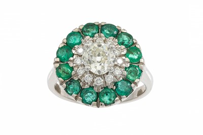 Lot 275 - A DIAMOND AND EMERALD CLUSTER RING, the...