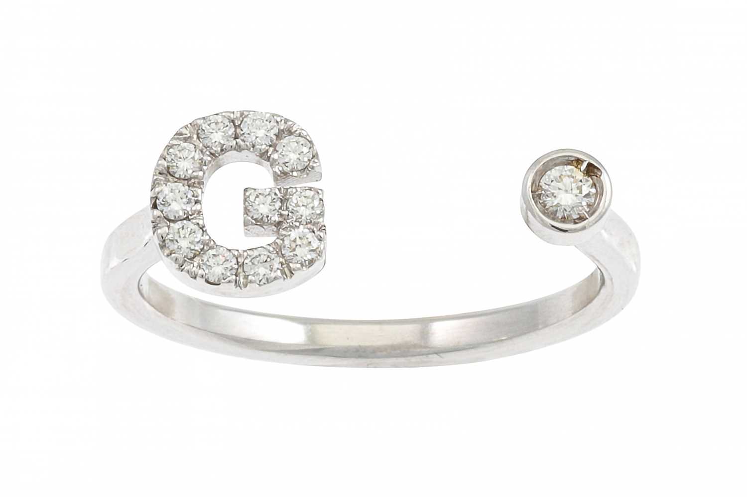 Lot 276 - A DIAMOND RING, modelled as a letter G,...