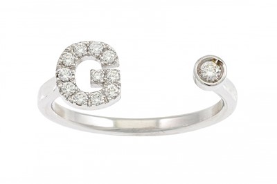 Lot 276 - A DIAMOND RING, modelled as a letter G,...