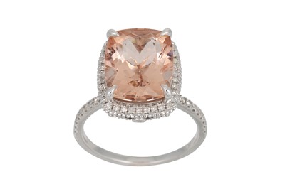 Lot 34 - A MORGANITE AND DIAMOND CLUSTER RING, the...
