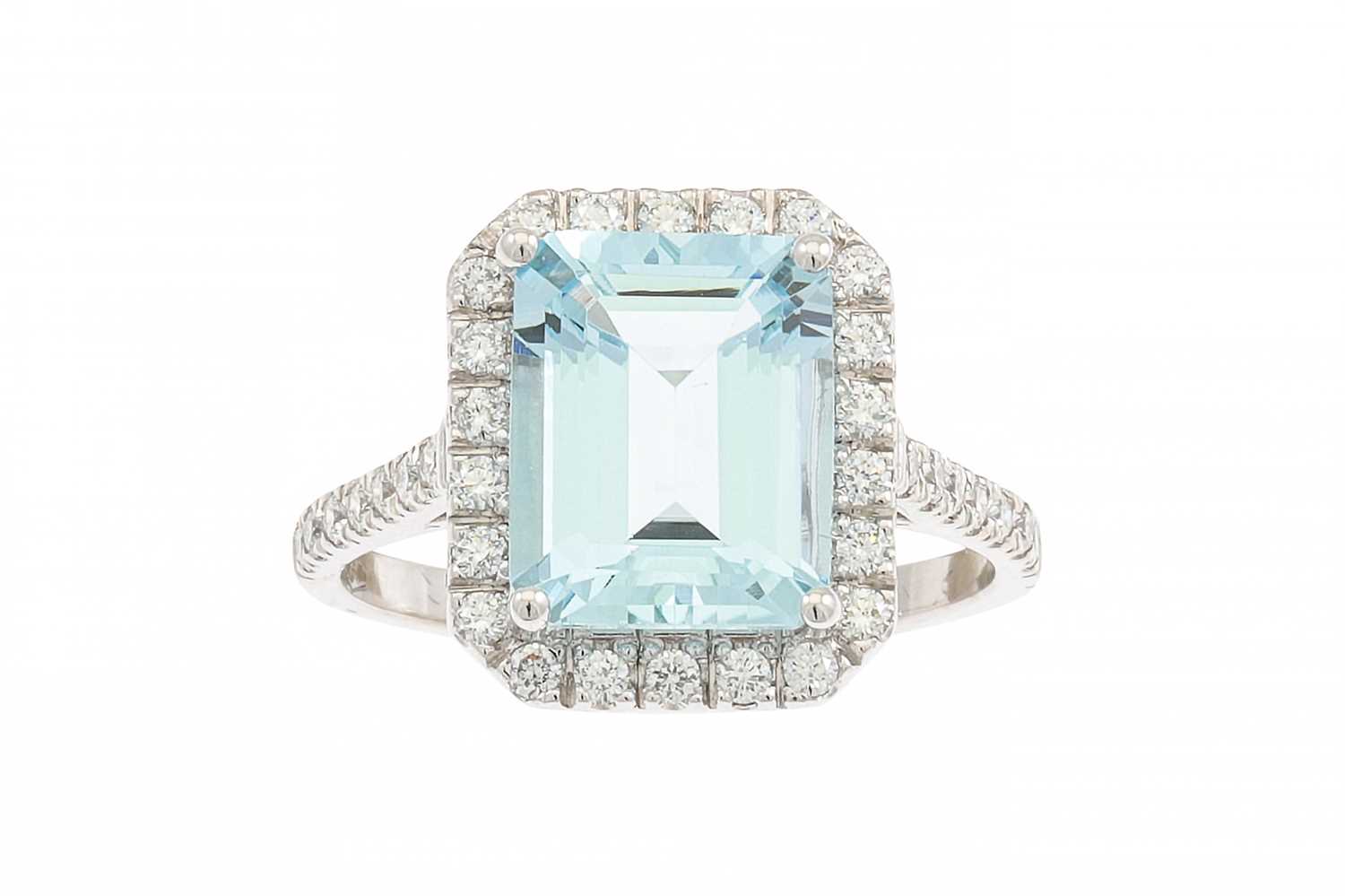 Lot 278 - AN AQUAMARINE AND DIAMOND CLUSTER RING, the...