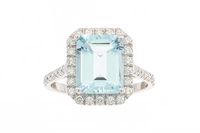 Lot 278 - AN AQUAMARINE AND DIAMOND CLUSTER RING, the...