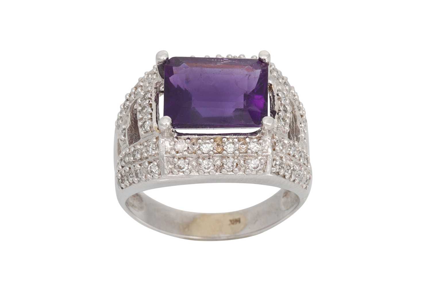 Lot 83 - A DIAMOND AND AMETHYST RING, the rectangular...