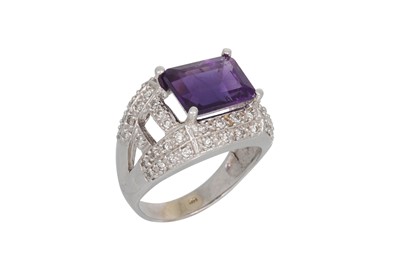 Lot 83 - A DIAMOND AND AMETHYST RING, the rectangular...