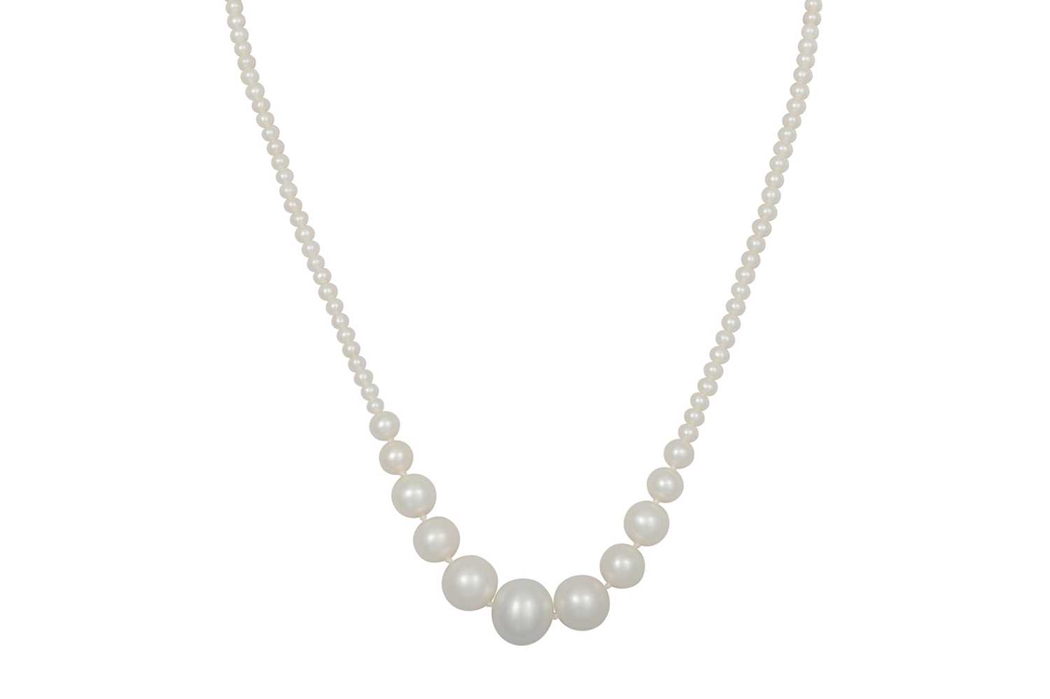 Lot 84 - A GRADUATED CULTURED PEARL NECKLACE, to a gold...