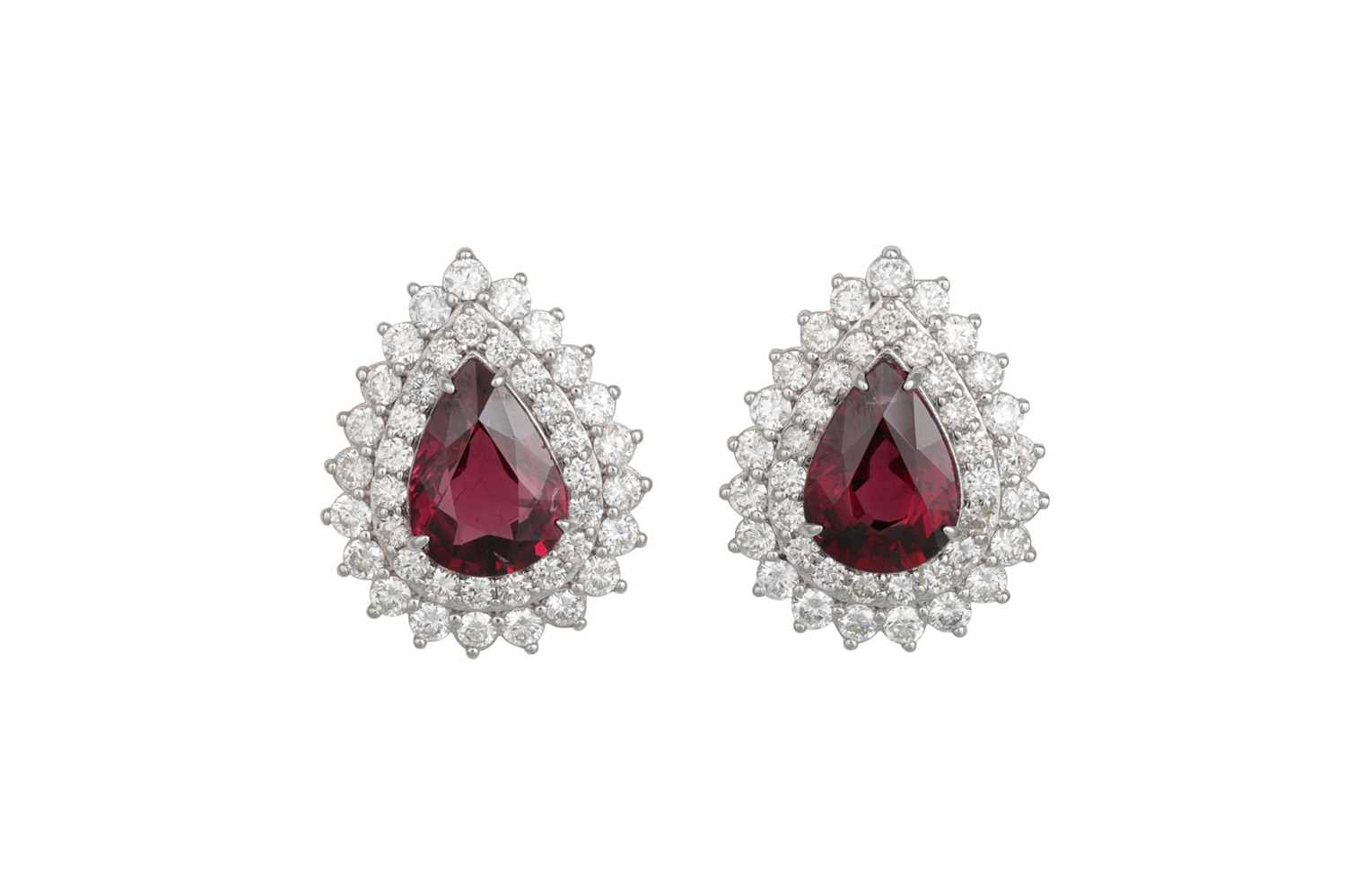 Lot 95 - A PAIR OF DIAMOND AND GARNET CLUSTER EARRINGS,...