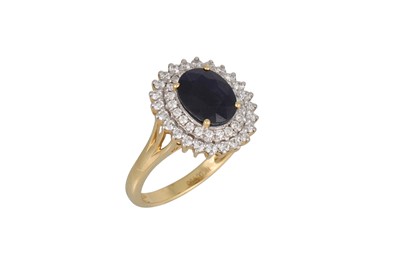 Lot 101 - A DIAMOND AND SAPPHIRE CLUSTER RING, the oval...