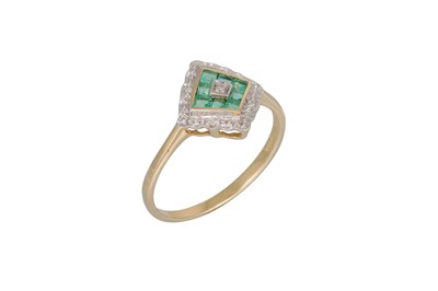 Lot 104 - A DIAMOND AND EMERALD CLUSTER RING, mounted in...