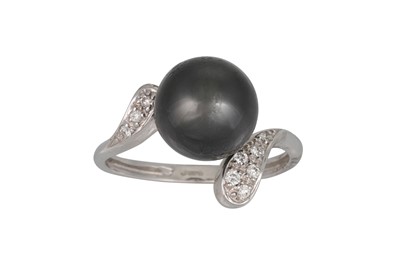Lot 107 - A DIAMOND AND BLACK PEARL RING,  to diamond...