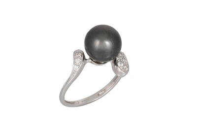 Lot 107 - A DIAMOND AND BLACK PEARL RING, to diamond...