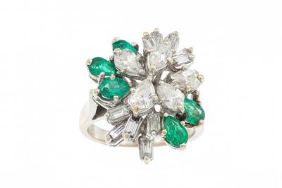 Lot 285 - AN EMERALD AND DIAMOND CLUSTER RING, of spray...