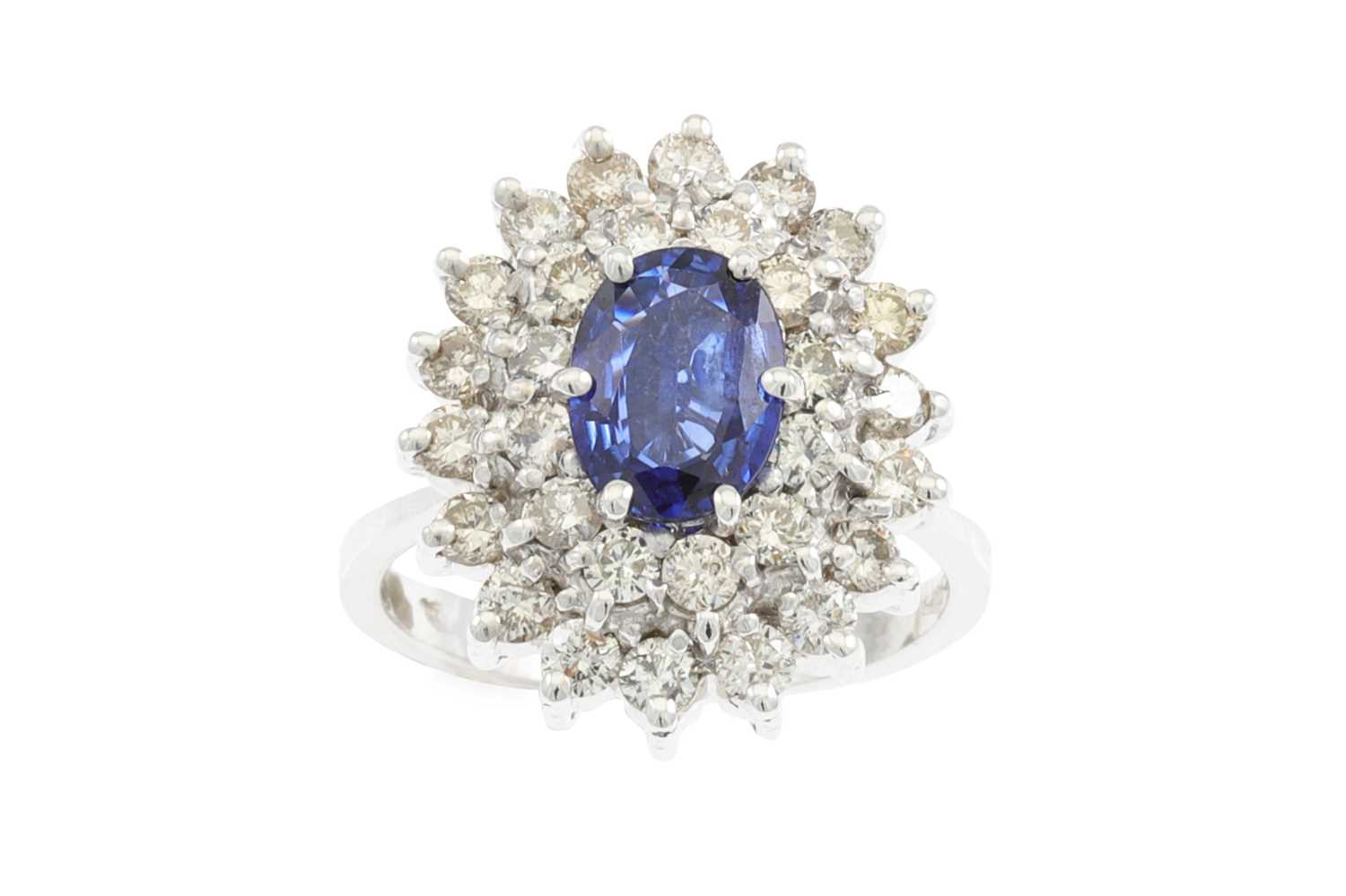 Lot 286 - A SAPPHIRE AND DIAMOND CLUSTER RING, the oval...