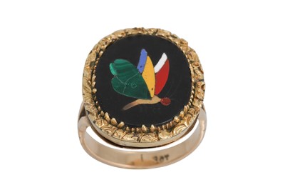 Lot 184 - A PIETRA DURA RING, depicting a butterfly,...