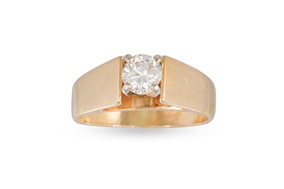 Lot 310 - A DIAMOND SOLITAIRE DRESS RING, the round...