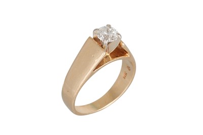 Lot 60 - A DIAMOND SOLITAIRE DRESS RING, the round...
