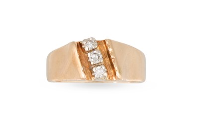 Lot 61 - A DIAMOND THREE STONE RING, mounted in 14ct...