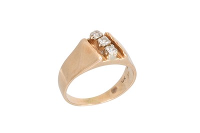 Lot 332 - A DIAMOND THREE STONE RING, mounted in 14ct...