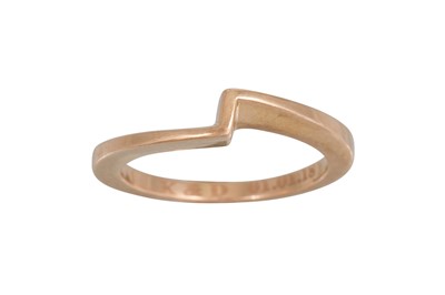 Lot 168 - A GOLD BAND RING, of twist design, 2.5 g. size G