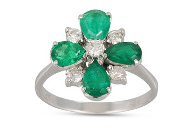 Lot 66 - A DIAMOND AND EMERALD CLUSTER RING, quatrefoil...