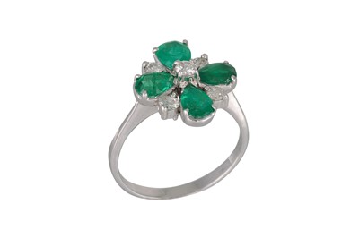 Lot 143 - A DIAMOND AND EMERALD CLUSTER RING, quatrefoil...