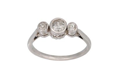 Lot 446 - A VINTAGE THREE STONE DIAMOND RING, the old...