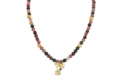 Lot 365 - A TOURMALINE BEADED NECKLACE, to 18ct yellow...