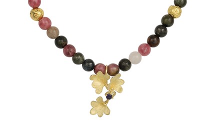 Lot 365 - A TOURMALINE BEADED NECKLACE, to 18ct yellow...