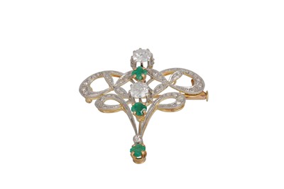 Lot 370 - AN ANTIQUE EMERALD AND DIAMOND BROOCH, of...
