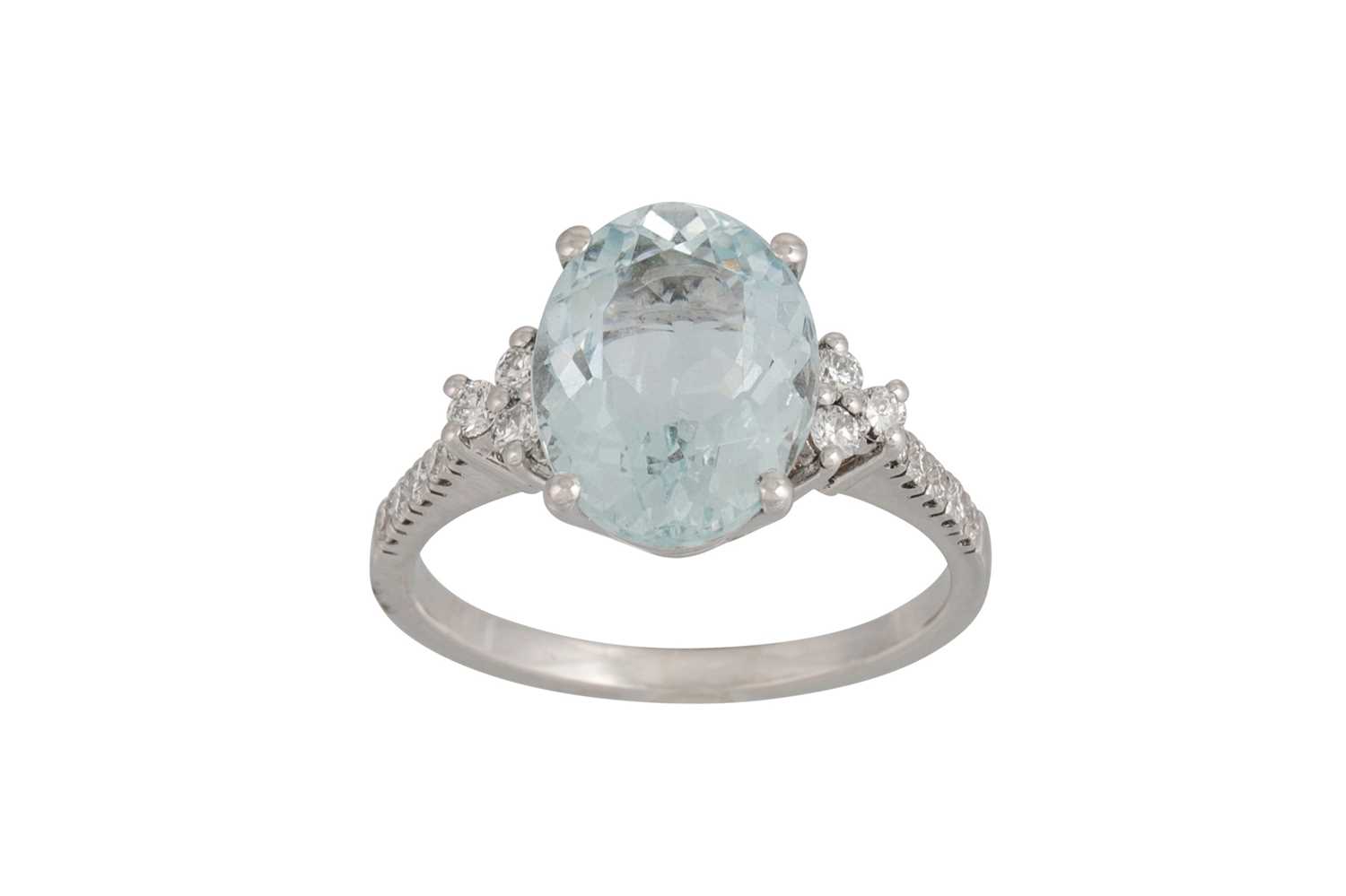 Lot 374 - AN AQUAMARINE SOLITAIRE RING, the oval...