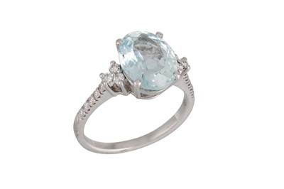 Lot 374 - AN AQUAMARINE SOLITAIRE RING, the oval...