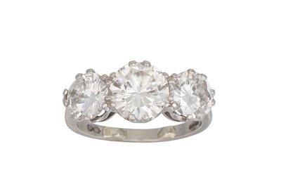 Lot 408 - A THREE STONE DIAMOND RING, the brilliant cut...