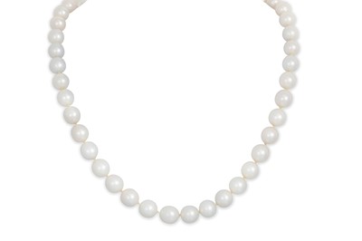 Lot 250 - A CULTURED PEARL NECKLACE, with a gold clasp