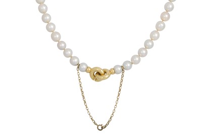 Lot 454 - A CULTURED PEARL NECKLACE, with a gold clasp