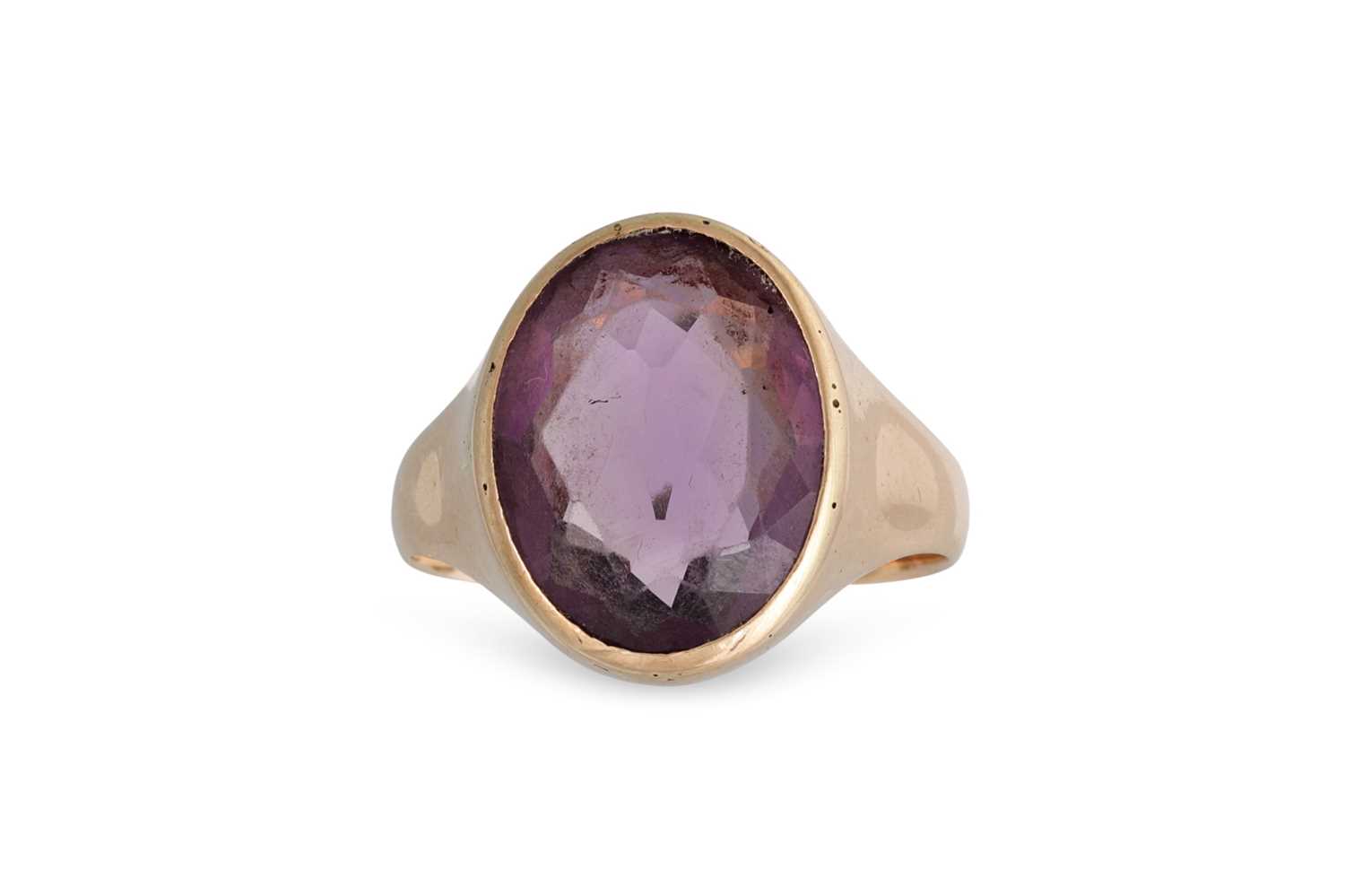 Lot 66 - A VINTAGE GOLD AND AMETHYST SIGNET RING, 7.8 g....