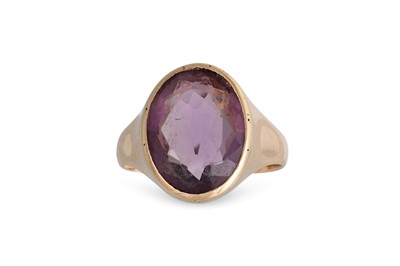 Lot 337 - A VINTAGE GOLD AND AMETHYST SIGNET RING, 7.8 g....