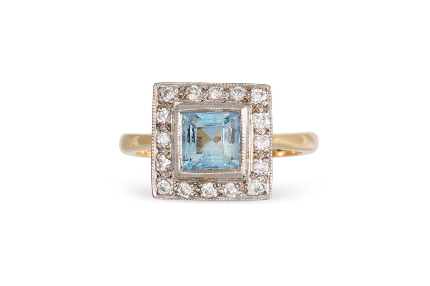 Lot 46 - A DIAMOND AND AQUAMARINE CLUSTER RING, the...