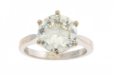 Lot 406 - A DIAMOND SOLITAIRE RING, the round old cut...
